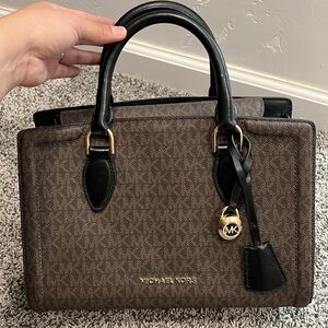 Michael Kors purse like new